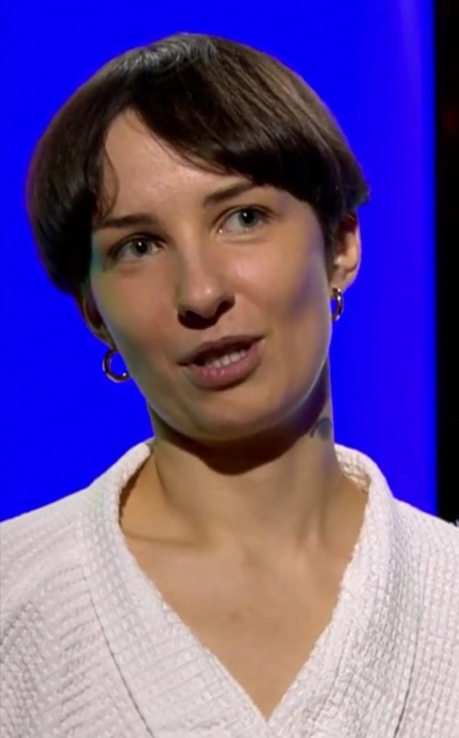 Sexy short haired emo Ester on Naked Attraction Finland #Rw7LlLyM